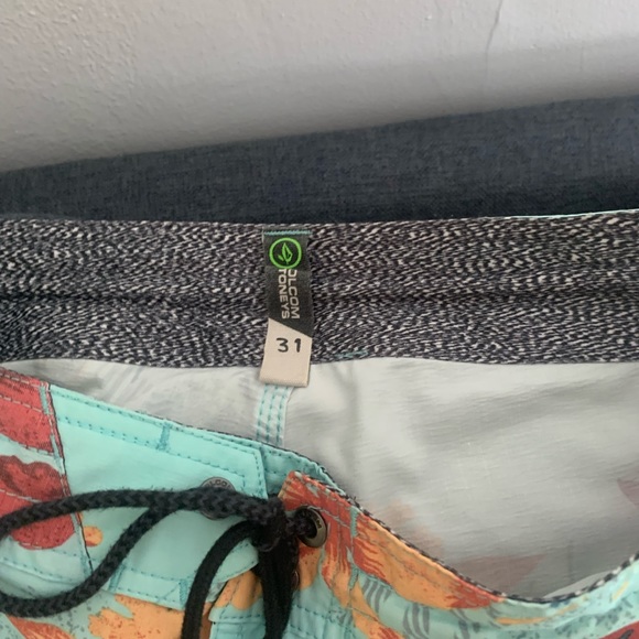 Volcom boardshorts 31 too small never worn mint condition - Picture 4 of 4